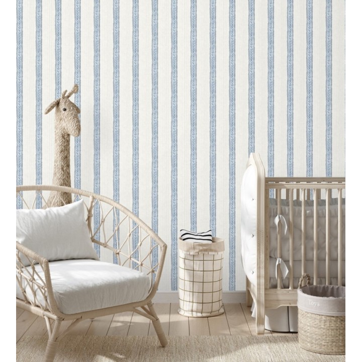 Papel pintado texturizado de rayas elegantes con grecas azules - Tisbury Pinstripe 684281
