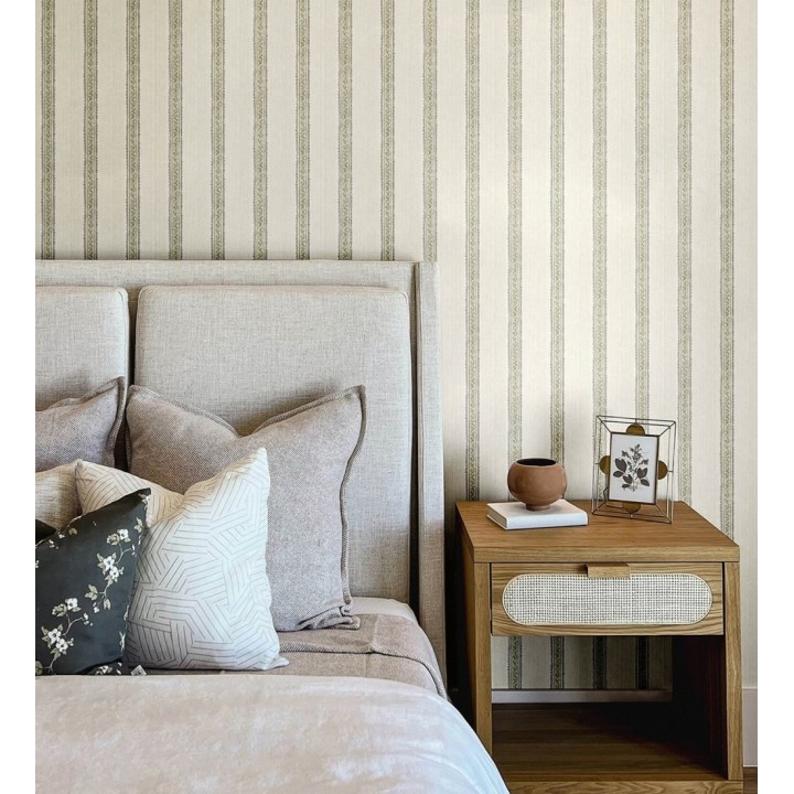 Papel pintado texturizado de rayas elegantes con grecas verde - Tisbury Pinstripe 684282