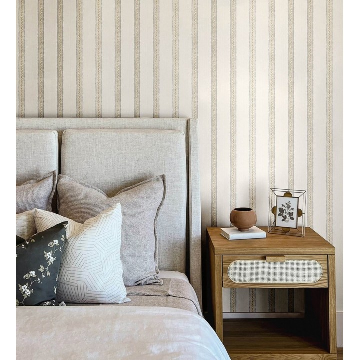 Papel pintado texturizado de rayas elegantes con grecas beige - Tisbury Pinstripe 684283