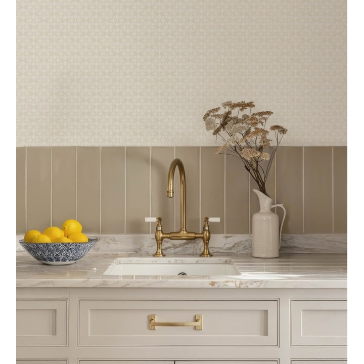 Papel pintado geométrico floral en estarcido blanco y fondo color arena - Tampere Polaris 684306