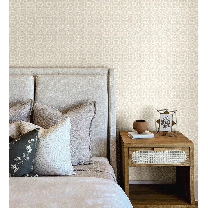Papel pintado geométrico floral en estarcido blanco y fondo color arena - Tampere Polaris 684306