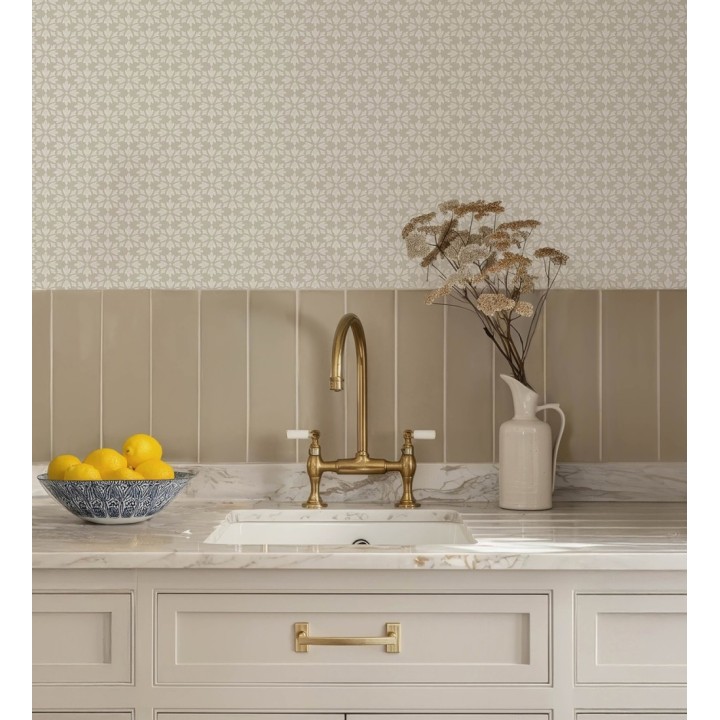 Papel pintado geométrico floral en estarcido blanco y fondo gris taupe - Tampere Polaris 684307