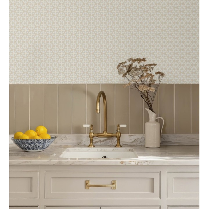 Papel pintado geométrico floral en estarcido blanco y fondo color beige - Tampere Polaris 684308