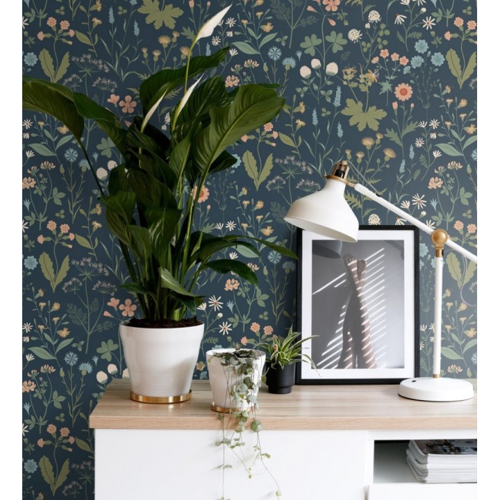 Papel pintado pradera flores silvestres tonos intensos fondo azul oscuro - Yorkshire Floral 684545