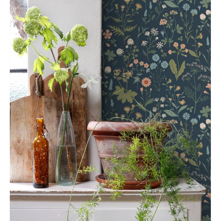 Papel pintado pradera flores silvestres tonos intensos fondo azul oscuro - Yorkshire Floral 684545