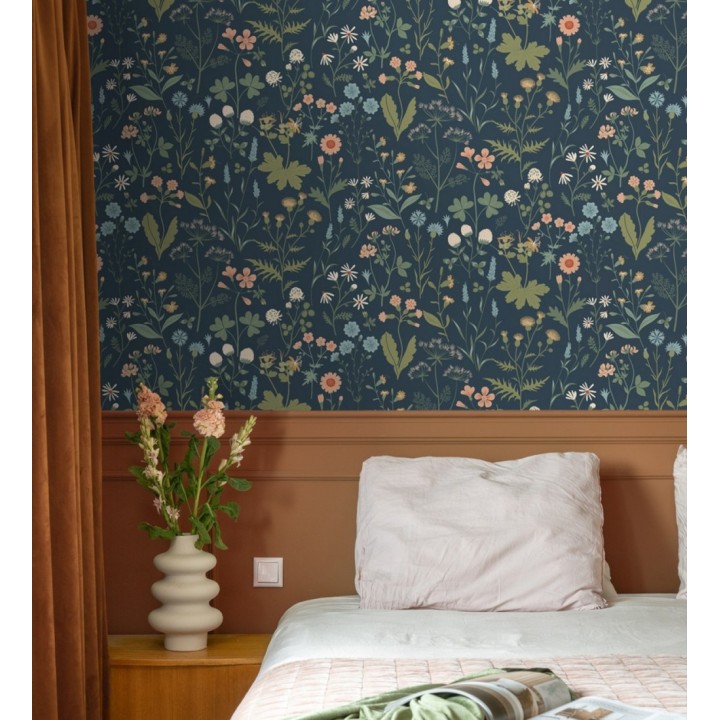 Papel pintado pradera flores silvestres tonos intensos fondo azul oscuro - Yorkshire Floral 684545