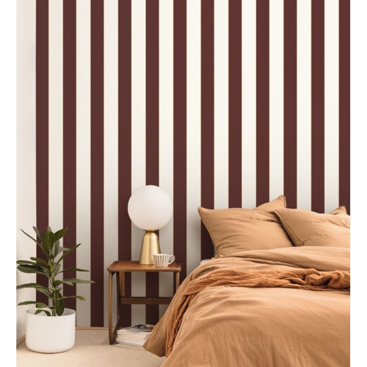 Papel pintado de rayas tonos burdeos con líneas finas doradas - Diana Stripes 684574