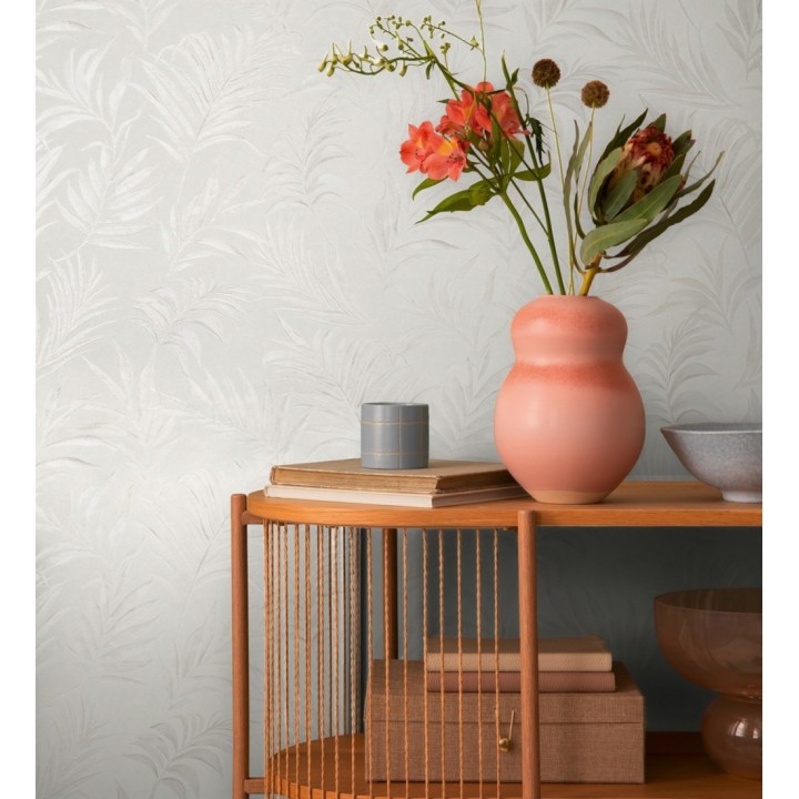 Papel pintado de hojas bordadas sobre fondo texturado en blanco roto - Selene Ethereal 684703