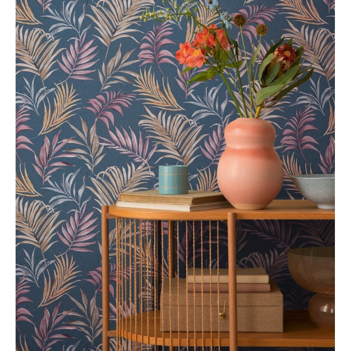 Papel pintado de hojas bordadas sobre fondo texturado en azul oscuro - Selene Ethereal 684707