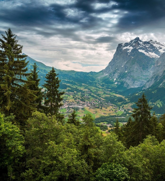 Papel pintado mural valle alpino con aldea y cumbres nevadas - Nature Haven 684720