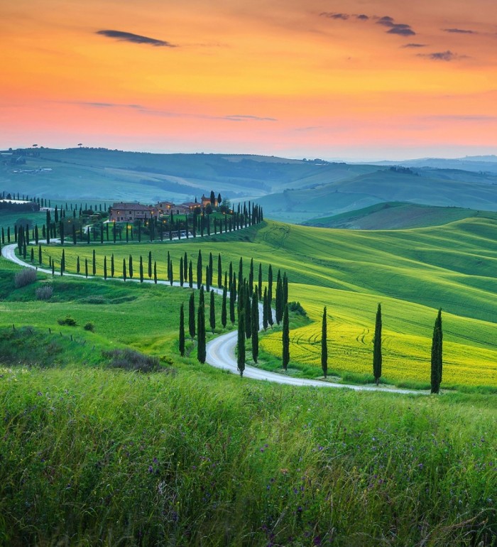 Papel pintado mural prados verdes y villas bajo cielo naranja - Odessa Trail 684730