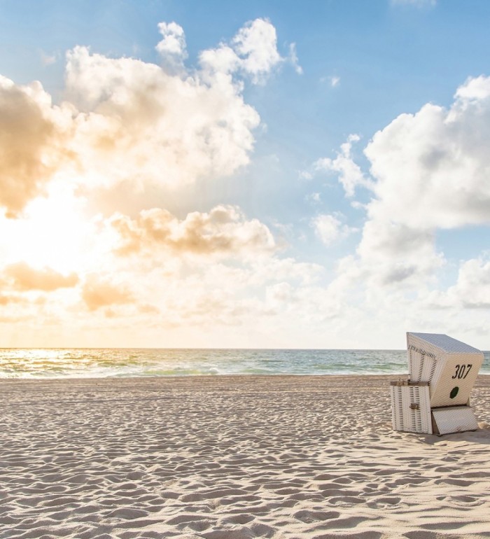 Papel pintado mural paisaje costero con caseta de playa clásica - Olaris Island 684733