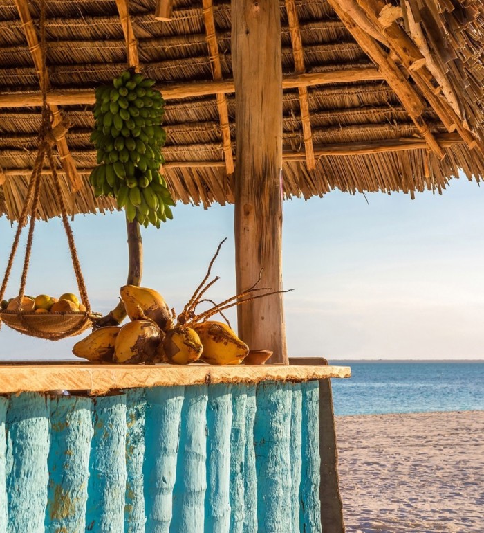 Papel pintado mural chiringuito rústico con cocos frente al mar - Olaris Island 684734