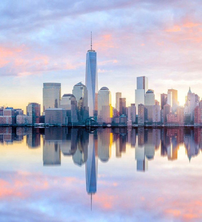 Papel pintado mural skyline de Manhattan con reflejo en el agua - Triven Timeless 684739