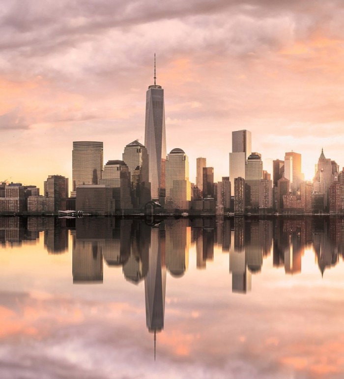 Papel pintado mural skyline de Manhattan al atardecer con reflejo en el agua - Triven Timeless 684740