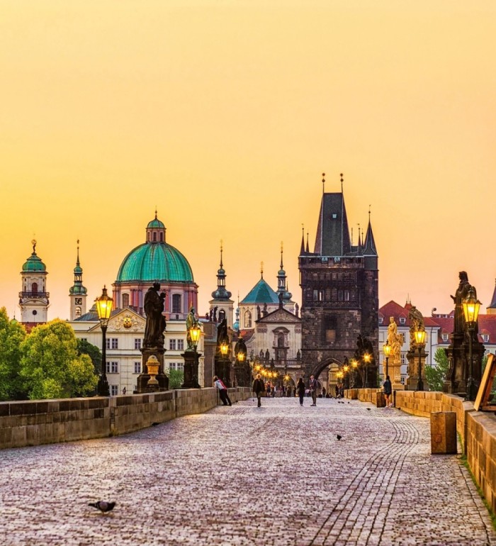 Papel pintado mural centro histórico de Praga con luz de ocaso - Triven Timeless 684744