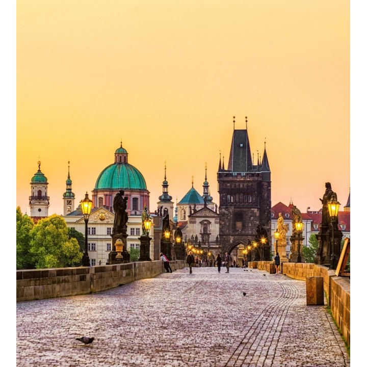 Papel pintado mural centro histórico de Praga con luz de ocaso - Triven Timeless 684744