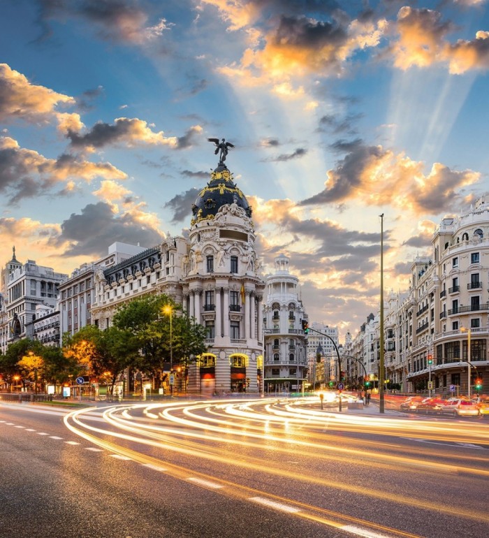 Papel pintado mural Gran Vía de Madrid con Edificio Metrópolis al atardecer - Triven Timeless 684746