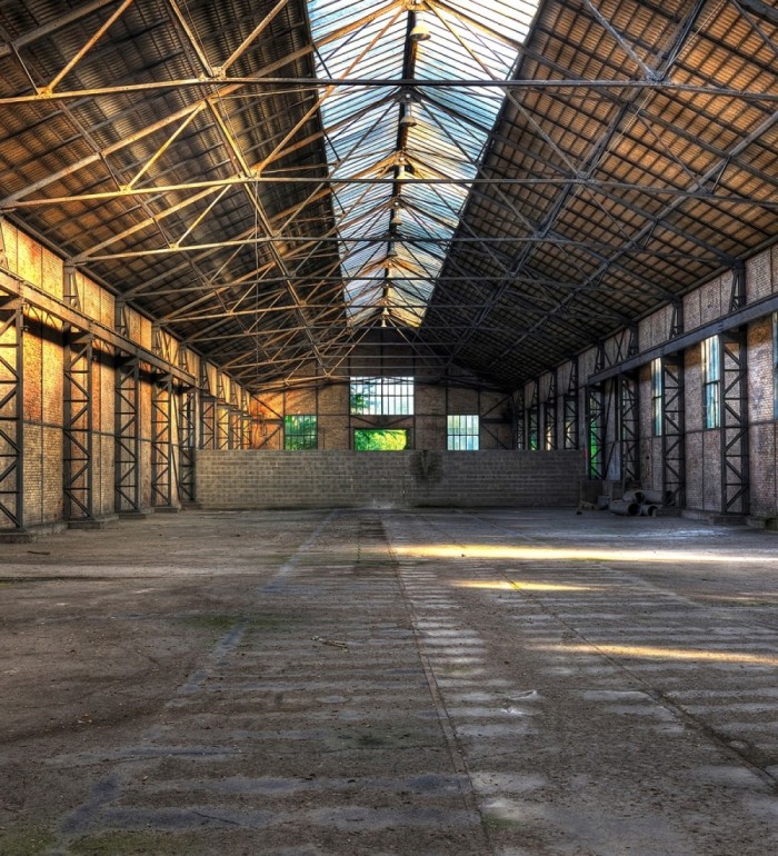 Papel pintado mural hangar industrial antiguo con vigas de metal - Olaven Perspective 684757