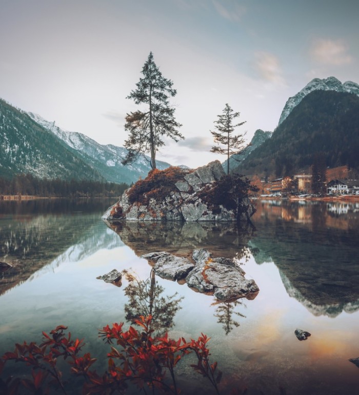 Papel pintado mural islote con abetos y reflejos en lago alpino  - Nature Haven 684777