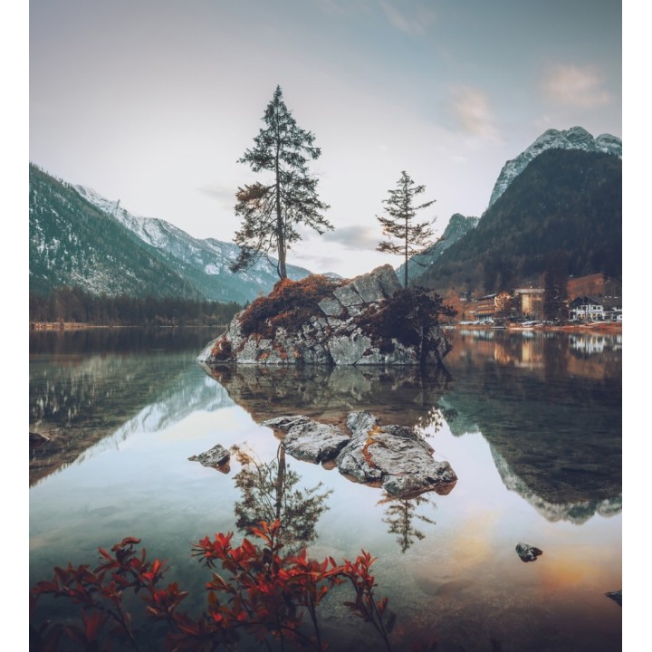 Papel pintado mural islote con abetos y reflejos en lago alpino  - Nature Haven 684777