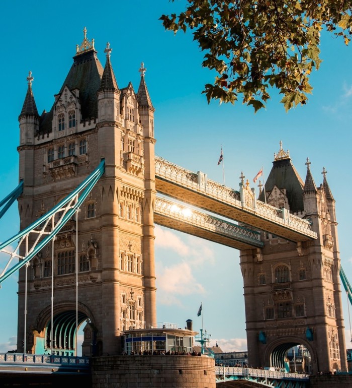 Papel pintado mural Tower Bridge de Londres bajo un cielo azul despejado - Triven Timeless 684779
