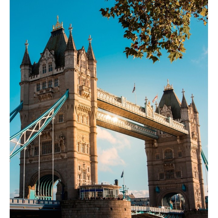 Papel pintado mural Tower Bridge de Londres bajo un cielo azul despejado - Triven Timeless 684779