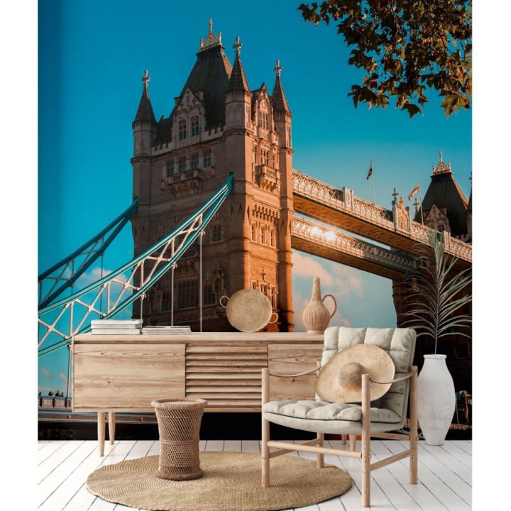 Papel pintado mural Tower Bridge de Londres bajo un cielo azul despejado - Triven Timeless 684779