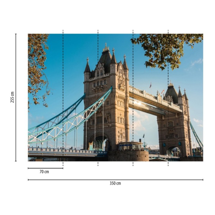 Papel pintado mural Tower Bridge de Londres bajo un cielo azul despejado - Triven Timeless 684779