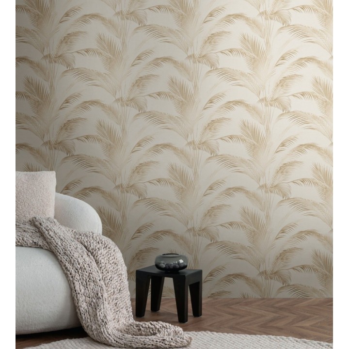 Papel pintado sutiles hojas palmera beige fondo texturizado arena - Tulum Majestic 684927