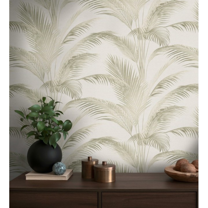 Papel pintado sutiles hojas palmera verde fondo texturizado arena - Tulum Majestic 684928