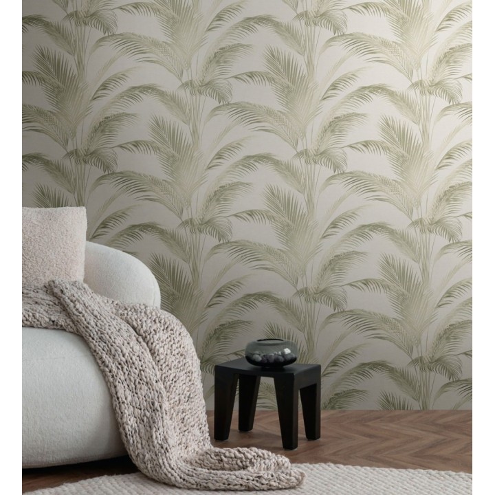 Papel pintado sutiles hojas palmera verde fondo texturizado arena - Tulum Majestic 684928