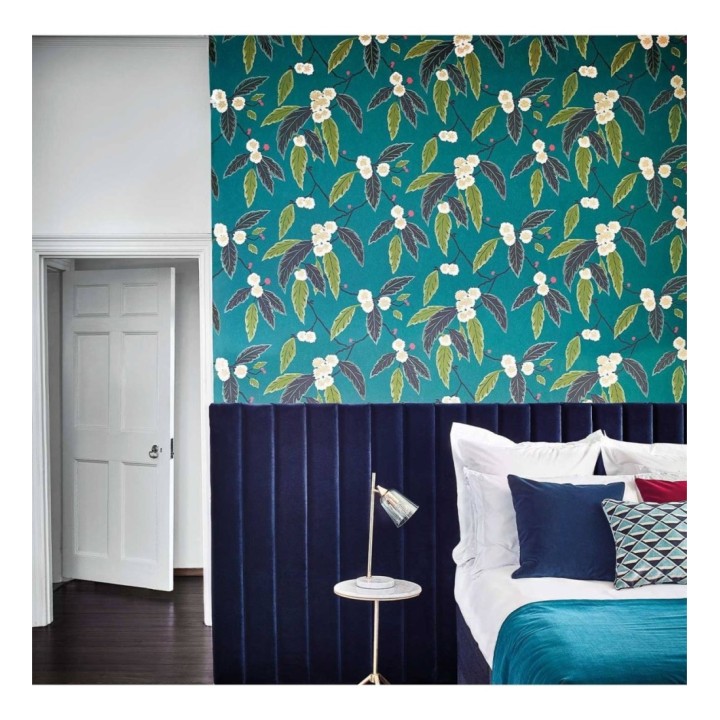 Papel pintado hojas y flores fondo verde - Kenzou Bloom 127483