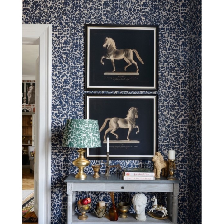 Papel pintado volutas de animales mitológicos fondo azul - Tulcea 128182