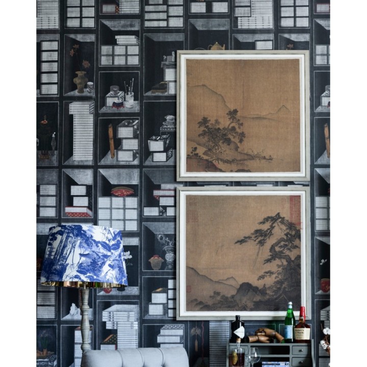 Papel pintado estantería con libros, plantas y adornos tonos grises - Kasukabe Tana 128183