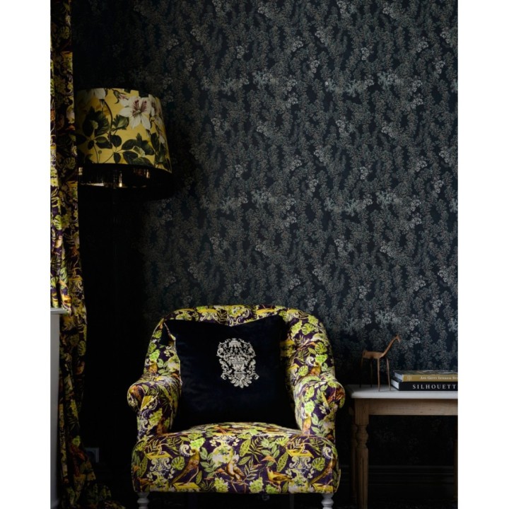 Papel pintado ramilletes de hojas pequeñas fondo oscuro - Leah Blossom 128202