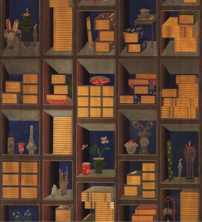 Papel pintado estantería con libros, plantas y adornos tonos ocres - Kasukabe Tana 128213