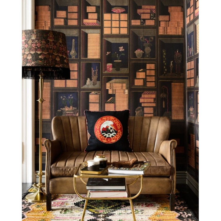 Papel pintado estantería con libros, plantas y adornos tonos ocres - Kasukabe Tana 128213