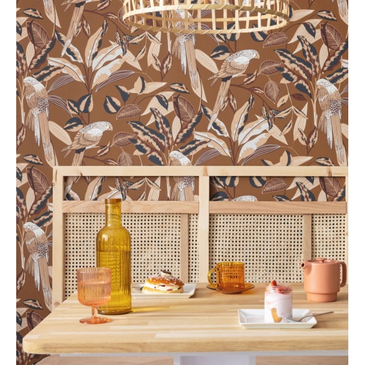 Papel pintado de loros y hojas fondo marrón con detalles dorados estilo Art déco - Laika Parrots 128620