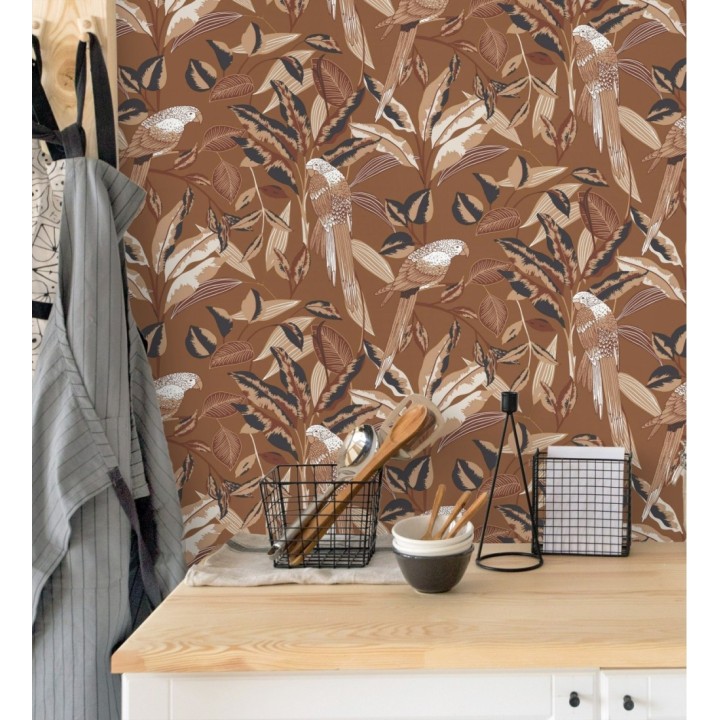 Papel pintado de loros y hojas fondo marrón con detalles dorados estilo Art déco - Laika Parrots 128620